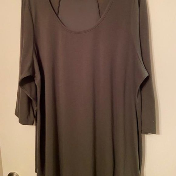 Torrid Ladies Dark Green Top, 3X, 3/4 sleeve, light weight - Picture 3 of 6